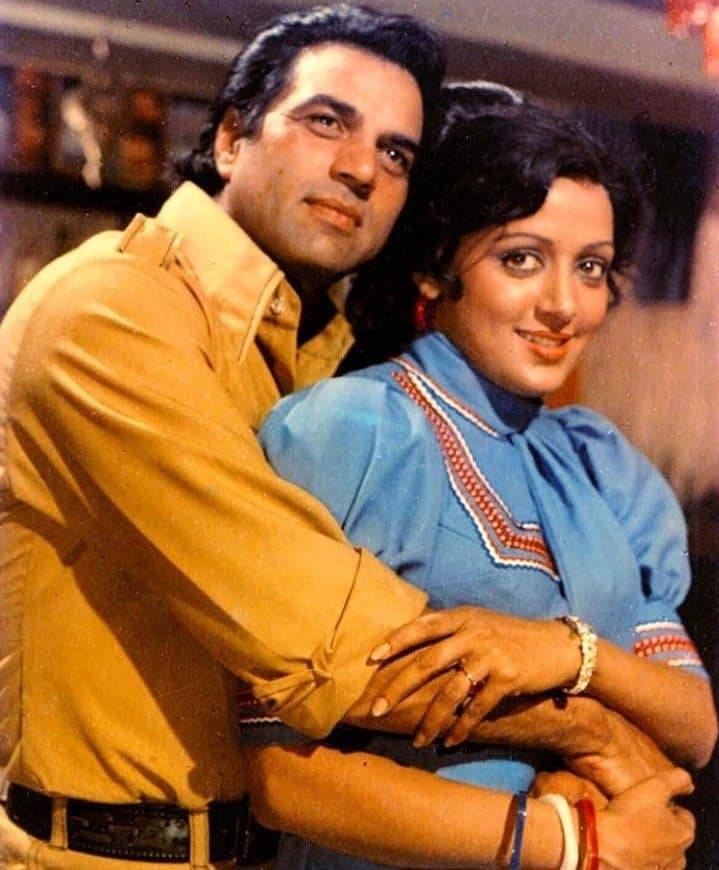 एक्टर ने 1954 में प्रकाश कौर से शादी की. जब हेमा मालिनी से उन्हें प्यार हुआ उन्होंने इस्लाम धर्म अपना कर दोनो ने निकाह कर लिया. उस वक्त एक्ट्रेस 32 साल की थीं और धर्मेंद्र 45 साल के.