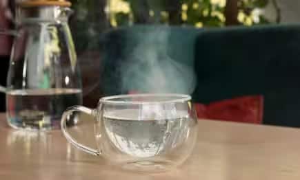 सुबह गर्म पानी पिएं: अपने दिन की शुरुआत एक गिलास गर्म पानी से करें। यह पेट साफ़ करता है, एसिड को पतला करता है और पाचन क्रिया को बेहतर बनाता है।