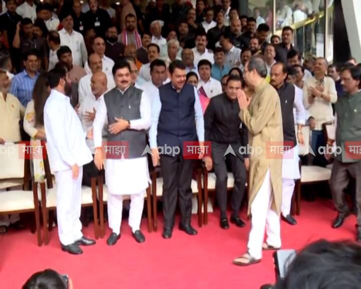 अंबादास दानवे यांच्या निरोप समारंभानिमित्त आयोजित फोटोसेशनला एकनाथ शिंदे आले आणि उपसभापती नीलम गोऱ्हे आणि सभापती राम शिंदे या दोघांच्या मध्ये बसले. एकनाथ शिंदे येताच फोटोसेशनला सुरुवात झाली.