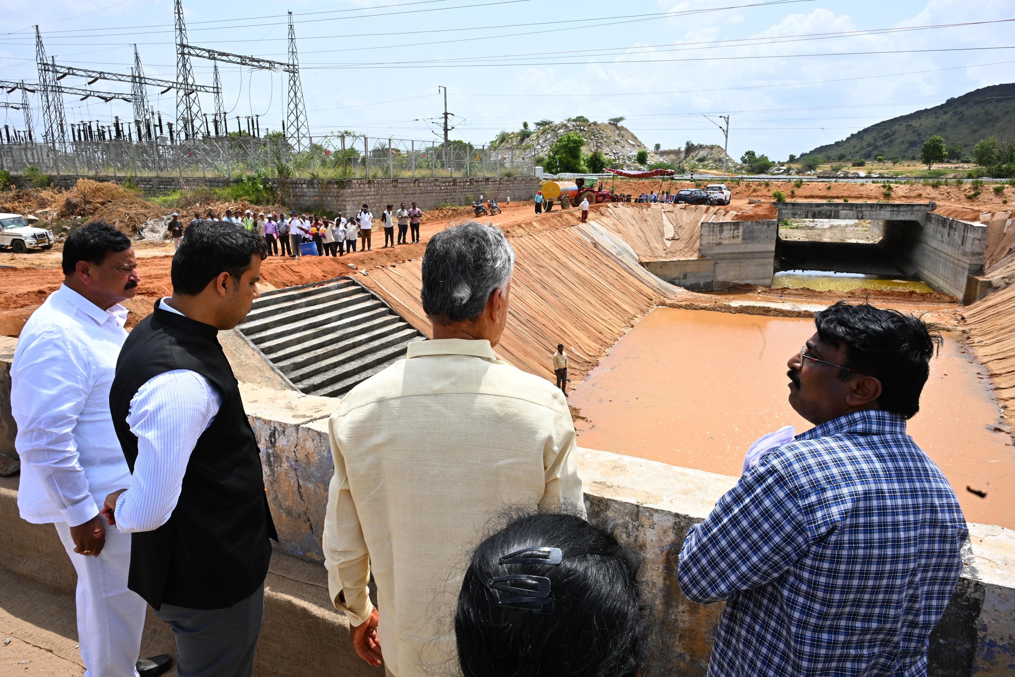 Handri Neeva Latest News:హంద్రీనీవా ఫేజ్-1 కాలువల పనులు పూర్తి- రేపు నీరు విడుదల చేయనున్న ముఖ్యమంత్రి చంద్రబాబు