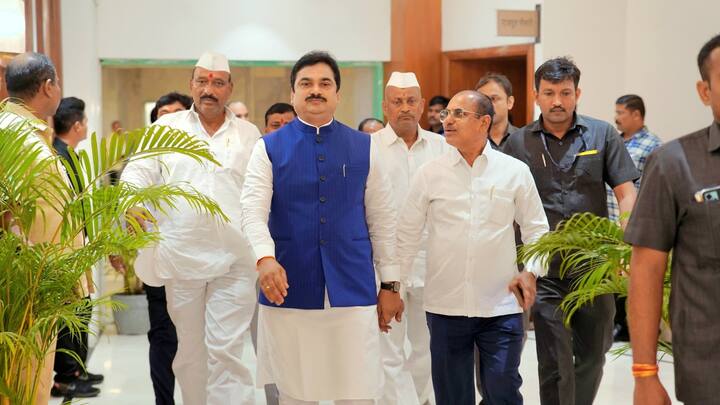 आज विधिमंडळात जेव्हा लेक येथील सर्वोच्च पदावर आहे, तेव्हा लेकाला पाहायला आलेल्या आईचा उर अभिमानाने भरुन आला असले. राम शिंदे यांचे विरोधक आमदार रोहित पवार यांनीही याबाबत खास फेसबुक पोस्ट लिहिली आहे.