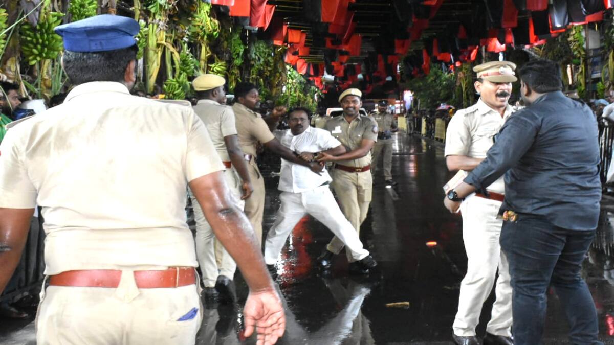 மயிலாடுதுறையில் முதல்வரின் ரோடு ஷோ நிகழ்வில் டிஎஸ்பிக்கு உதை...! என்ன நடந்தது...?