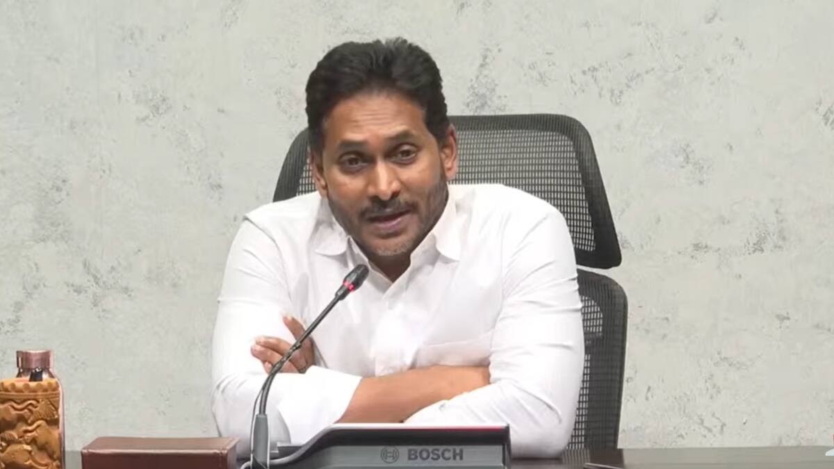 YS Jagan: ఉద్యోగుల్ని ఇంత మోసం చేస్తారా ? - మేనిఫెస్టో చూపించి మరీ ప్రశ్నించిన జగన్