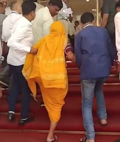 नाकात नथ, इरकलचं लुगडं; सभापती बनलेल्या लेकाला पाहण्यास आई विधिमंडळात येते तेव्हा...