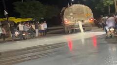 Photos: સાબર ડેરીની મનમાની સામે પશુપાલકોએ ટેન્કરો-કેનો ભરીને દૂધ રસ્તા પર ઢોળ્યું, મહિલાઓએ છાજિયા લીધા