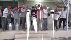 Photos: સાબર ડેરીની મનમાની સામે પશુપાલકોએ ટેન્કરો-કેનો ભરીને દૂધ રસ્તા પર ઢોળ્યું, મહિલાઓએ છાજિયા લીધા