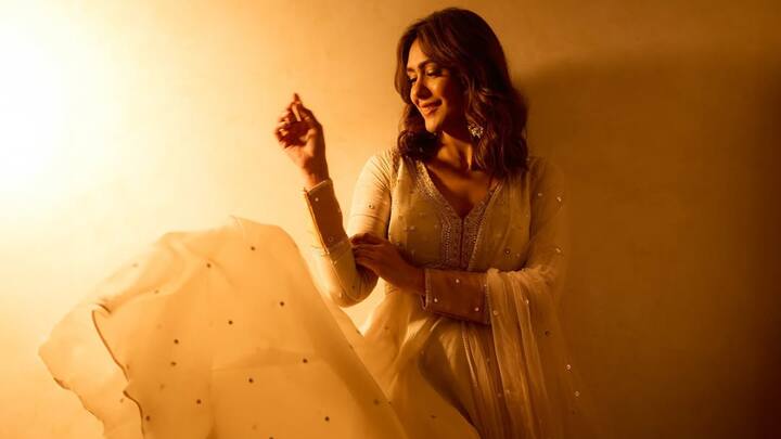 She appeared elegant in this printed ivory georgette anarkali suit that featured bright mirror work and sequin embroidery. A timeless option that perfectly blends tradition and a pinch of sparkle. (Image Source: Instagram/ mrunalthakur)