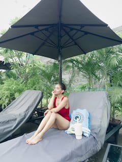 मोनोकिनी पहन पूल में उतरीं अनुष्का सेन, जमकर फ्लॉन्ट किया कर्वी फिगर