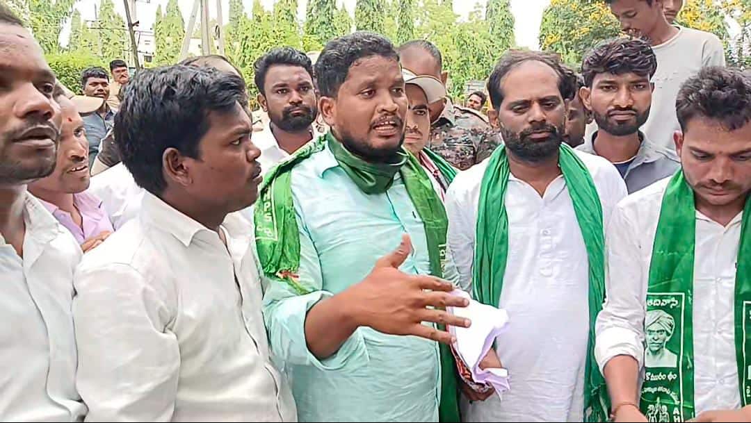 ఆదిలాబాద్ ఐటీడీఏలో CRT నియామకాలపై గిరిజనుల ఆగ్రహం: అవకతవకలపై ఆందోళన!