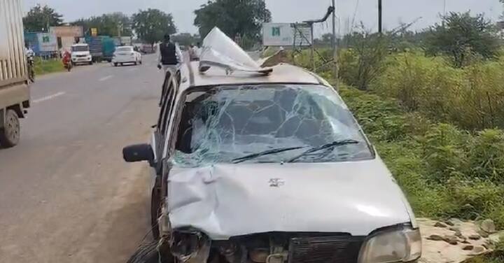 मिळालेल्या प्राथमिक माहितीनुसार, अल्टो कारमधील प्रवासी हे नाशिकहून नातेवाईकांच्या मुलाच्या वाढदिवसाच्या कार्यक्रमातून परतत होते.