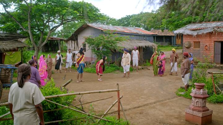 तिकडे उभी आहे जगदंबा. 