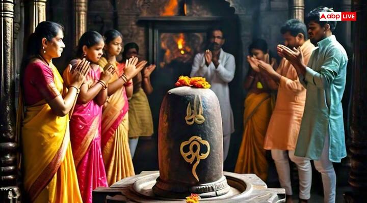 सावन के पवित्र महीने में चारों ओर माहौल भी शिवमय हो चुका है. सावन में भक्त शिव मंदिर जाकर भगवान शिव की पूजा-अर्चना कर रहे हैं. लेकिन क्या आप जानते हैं कि, शिव मंदिर में पूजा के बाद शिवजी के सामने तीन बार ताली बजाने का विधान है. आइये जानते हैं इसके पीछे का धार्मिक महत्व.