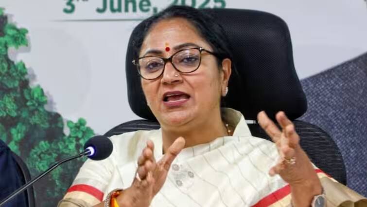 Delhi Rekha Gupta government restricts ministers from calling DM without prior approval ann Delhi News: अगर DM को बुलाना है, तो मंत्रियों को 48 घंटे पहले देनी होगी जानकारी, रेखा गुप्ता सरकार का नया नियम