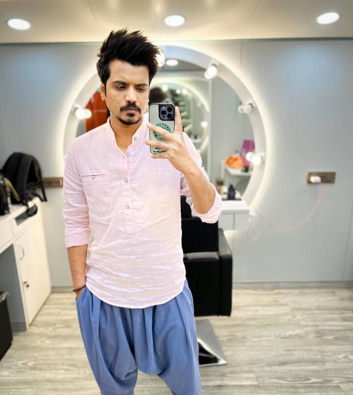 इस दौरान वो ऑडिशन भी दिया करते थे. साथ ही जयपुर और राजस्थान के थिएटर ग्रुप में भी शामिल हो गए. उन्होंने टॉयलेट एक प्रेम कथा से लेकर परी तक में छोटे-छोटे रोल्स किए. मिर्जापुर से वो स्टार बन गए.