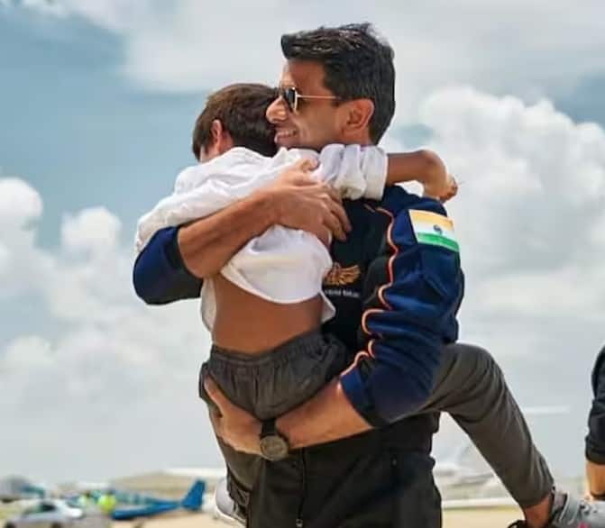 ग्रुप कैप्टन शुभांशु शुक्ला अपने चार साल के बेटे को गले लगाए हुए थे। लगभग दो महीनों में यह पहली बार था जब अंतरिक्ष यात्री अपने परिवार से मिले थे। प्रक्षेपण से पहले वे एक महीने से ज़्यादा समय तक क्वारंटाइन में थे। शुरुआती क्वारंटाइन प्रक्षेपण से 15 दिन पहले शुरू हुआ था और यह लगातार बढ़ता जा रहा था।