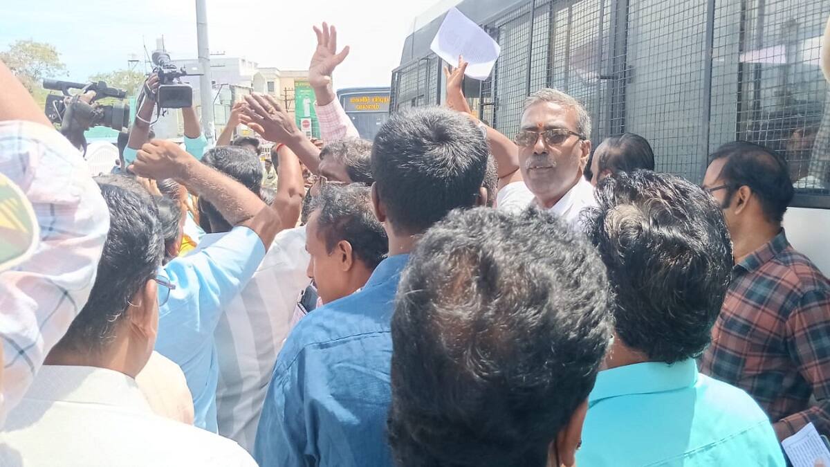 கோரிக்கைகளை நிறைவேற்றுங்க... தஞ்சாவூரில் மறியலில் ஈடுபட்ட 300 ஆசிரியர்கள் கைது