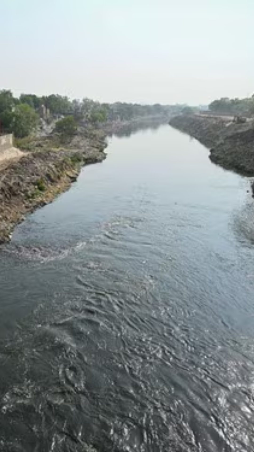 यह नदी अलवर, रेवाड़ी और गुरुग्राम होते हुए दिल्ली की ओर बढ़ती है