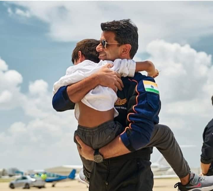 ग्रुप कैप्टन शुभांशु शुक्ला ने अपने चार साल के बेटे को गले लगाया. लगभग दो महीनों में यह पहली बार है जब अंतरिक्ष यात्री अपने परिवार से मिले. प्रक्षेपण से एक महीने से भी ज़्यादा समय पहले से ही वह क्वारंटाइन में थे. शुरुआती क्वारंटाइन प्रक्षेपण से 15 दिन पहले शुरू हुआ था और लगातार बढ़ता रहा.