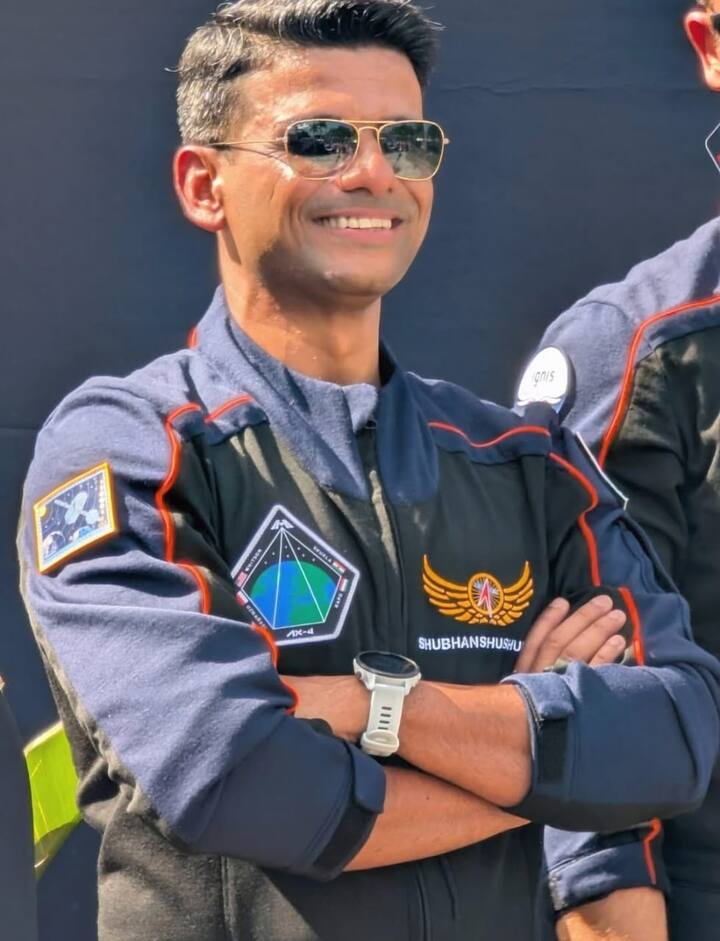अंतर्राष्ट्रीय अंतरिक्ष स्टेशन (ISS) पर 18 दिनों की यात्रा के बाद लौटे भारतीय अंतरिक्ष यात्री ग्रुप कैप्टन शुभांशु शुक्ला की पहली तस्वीर ने पूरे देश का दिल जीत लिया है.