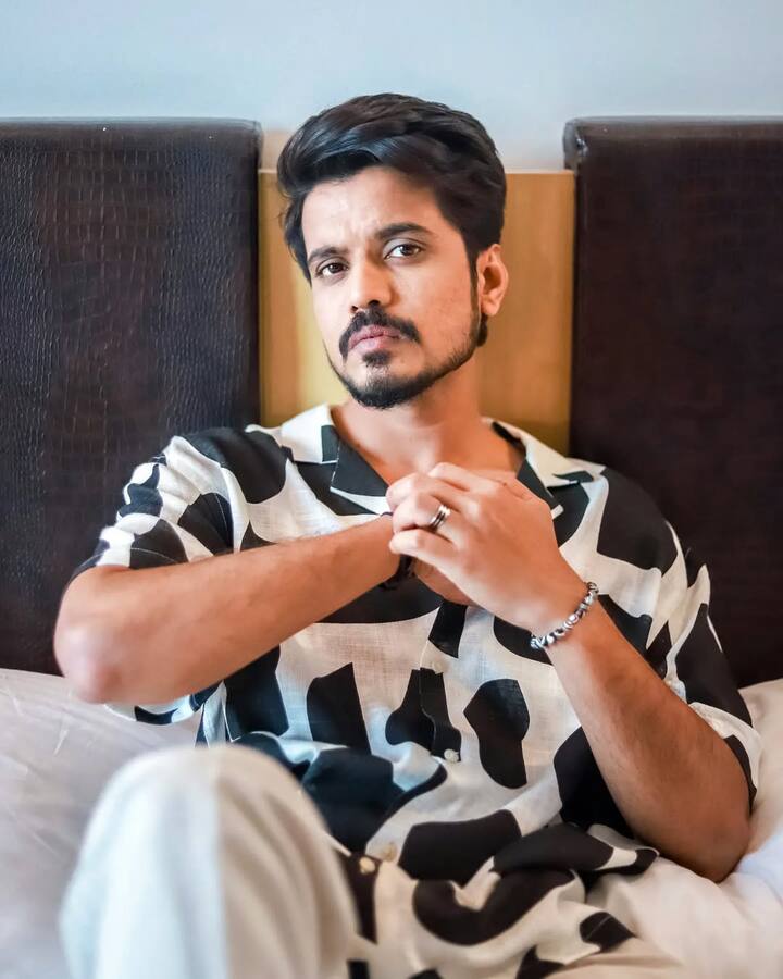 हालांकि, किस्मत को कुछ और ही मंजूर था. 2008 में उनके पिता का निधन हो गया और घर की सारी जिम्मेदारी उनके कंधे पर आ गई. ऐसे में वो छोटा-मोटा काम करने लग गए.