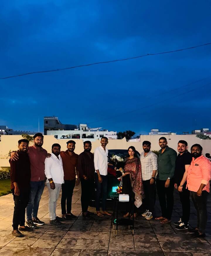 यापूर्वी निर्मला नवले यांनी रेंज रोव्हर ही कार खरेदी केली होती. या कारची किंमत 3 कोटी रुपये इतकी आहे.