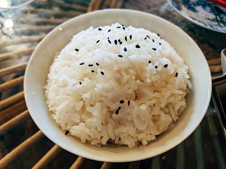 आणि त्यामुळे झोप वाढते. खूप जड जेवण टाळा, पण थोडासा भात फायदेशीर ठरतो.