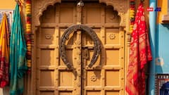 वास्तु शास्त्र के अनुसार घर के मुख्य द्वार पर इस 1 चीज को लगाने से खुलेंगे किस्मत के दरवाजे! जानें इसके बारे में
