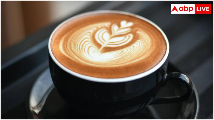 कॉफी पीने के बाद अपने ब्लड प्रेशर को चेक करें. अगर आपके डॉक्टर अनुमति देते हैं, तो एक या दो कप कॉफी पीना शायद सेफ हो. ज्यादा मात्रा में कैफीन लेने से बचें. यही नहीं, अगर आपको कॉफी पसंद है लेकिन कैफीन से बचना चाहते हैं, तो डिकैफिनेटेड कॉफी एक अच्छा ऑप्शन हो सकता है. इसमें कैफीन बहुत कम मात्रा में होता है.