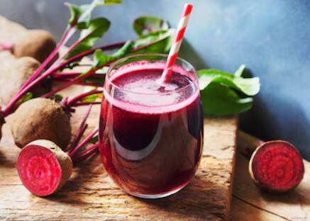 बीटरूट: चुकंदर में बीटालेंस और नाइट्रेट्स होते हैं जो लीवर की सफाई में सहायक हैं. ये खून को भी साफ करता है और लिवर कोशिकाओं को रीजेनरेट करता है. इसे जूस, सलाद या हल्की भुनी सब्जी में शामिल करें.