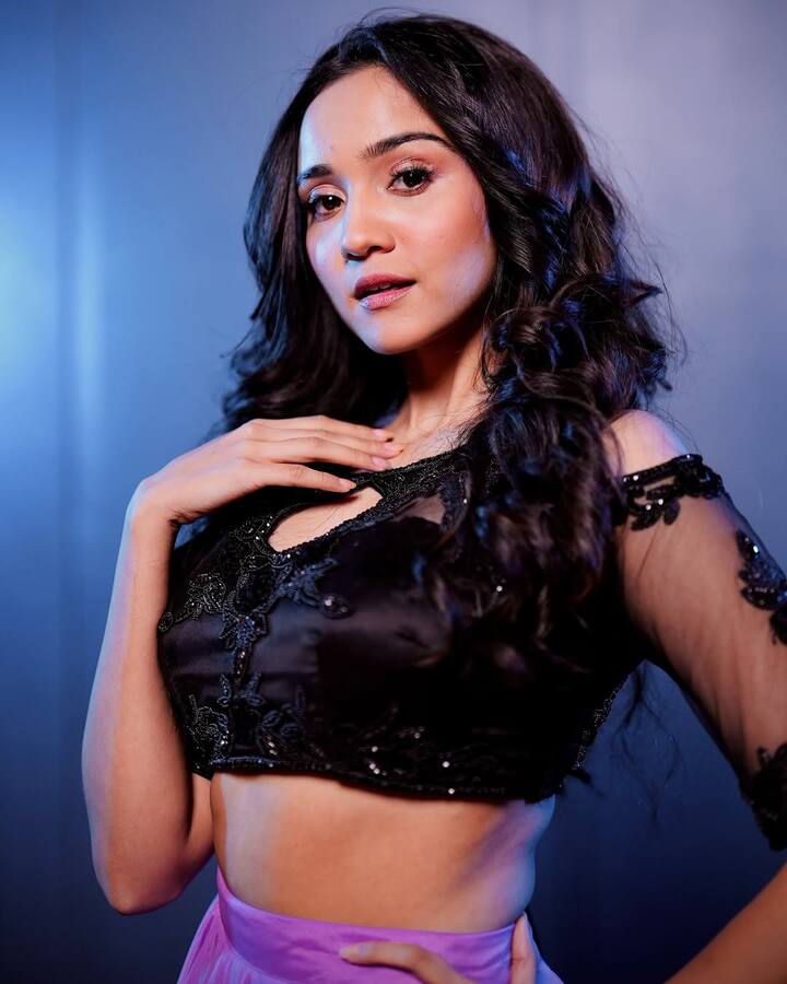 आशी ने कहा कि मुझे लोग रोल ऑफर करते थे और उसके बदले कुछ करने के लिए कहते थे. एक शख्स था जो चाहता था मैं घर पर बैठी रहूं और उसके प्रोजेक्ट का इंतजार करूं.