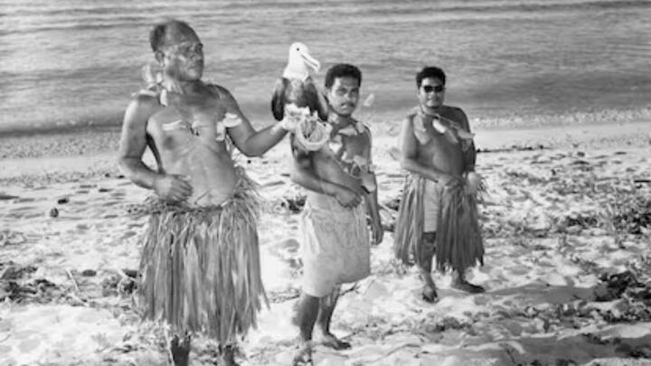 आपको हैरानी होगी यह देश इतना छोटा है इसे सिर्फ दो घंटे में ही घूमा जा सकता है. क्योंकि यह बहुत कम जगह पर है और यहां पर घूमने के लिए बहुत चीजें नहीं हैं. इसीलिए टूरिस्ट यहां ज्यादा देर नहीं रुकते हैं.