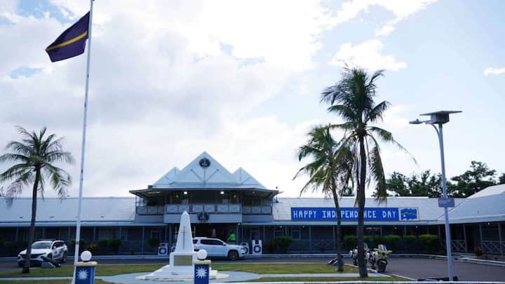 हैरानी की बात यह है कि यह भले ही इतना छोटा सा देश हो, लेकिन यहां पर अंतरराष्ट्रीय हवाई अड्डा भी है. यह बाहरी दुनिया से नाउरु को जोड़ता है और पर्यटकों के लिए महत्वपूर्णं है.