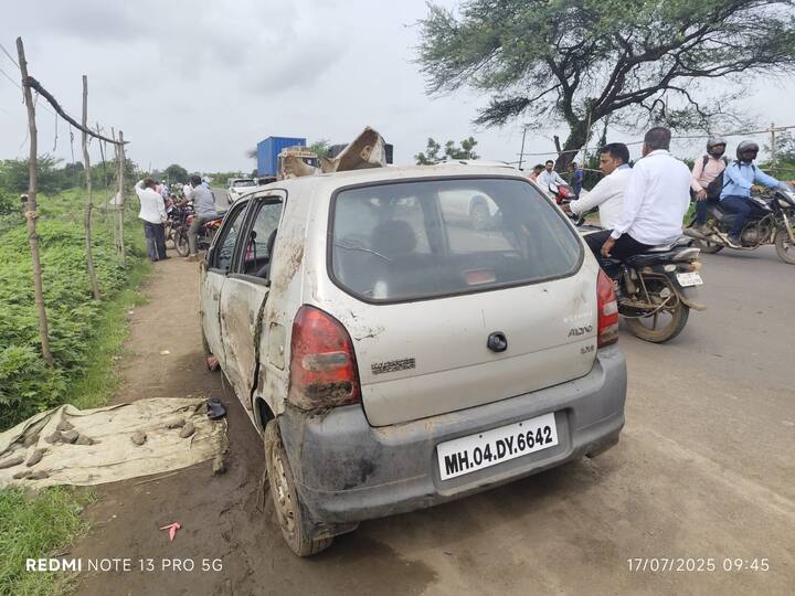 अपघातानंतर परिसरात एकच खळबळ उडाली असून, पोलिसांनी घटनास्थळी धाव घेतली आहे. मृतांची ओळख पटवण्याचे काम सुरू असून जखमी दुचाकीस्वारावर उपचार सुरू आहेत.