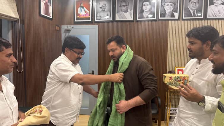 bihar Former MLA Mujahid Alam may join RJD met Tejashwi Yadav in kishamganj RJD में शामिल होंगे पूर्व विधायक मास्टर मुजाहिद आलम, पटना में तेजस्वी यादव से हुई मुलाकात
