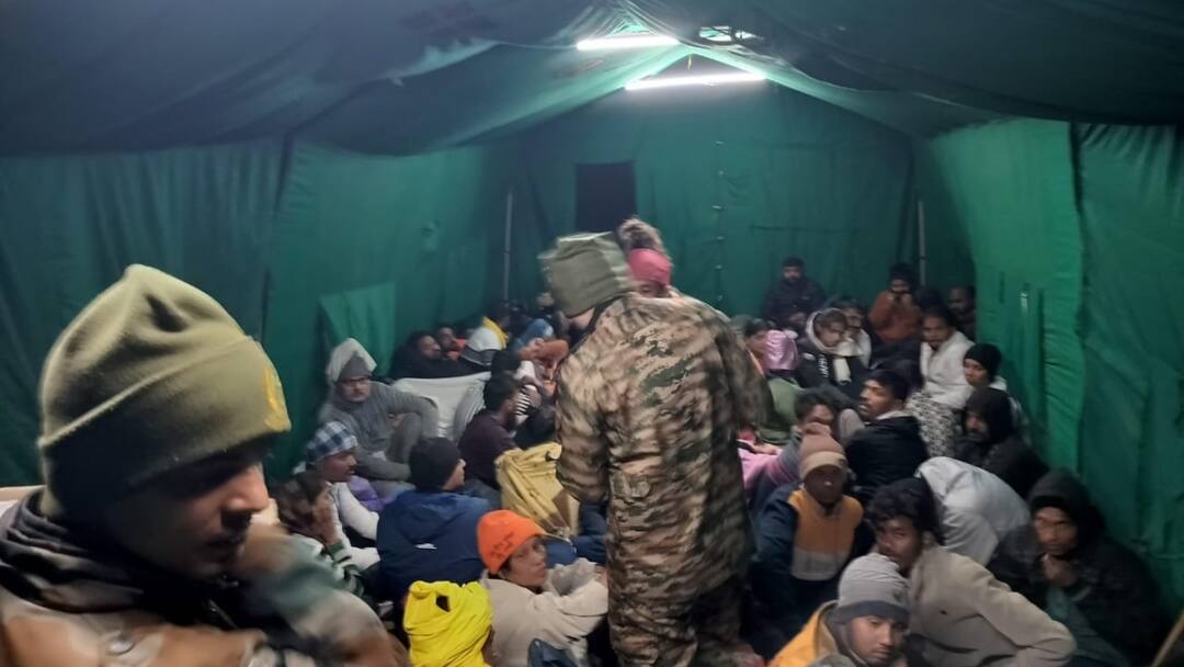 बारिश में फंसे अमरनाथ यात्रियों का रेस्क्यू कर रही सेना, गंभीर घायल को पहुंचाया अस्पताल Amarnath Yatra 2025 Army is rescuing Amarnath pilgrims trapped in rain in Jammu ann बारिश में फंसे अमरनाथ यात्रियों का रेस्क्यू कर रही सेना, गंभीर घायल को पहुंचाया अस्पताल