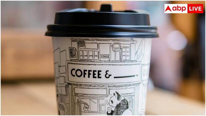 शॉर्ट टर्म इफेक्ट की बात करें, तो हां, कॉफी कैफीन की वजह से आपका ब्लड प्रेशर थोड़ी देर के लिए बढ़ा सकती है. वहीं, लॉन्ग टर्म इफेक्ट में ब्लड प्रेशर बढ़ने का खतरा नहीं होता. कुछ रिसर्च तो यह भी बताती हैं कि मॉडरेट कॉफी कंजम्पशन से हार्ट डिजीज का रिस्क कम हो सकता है.