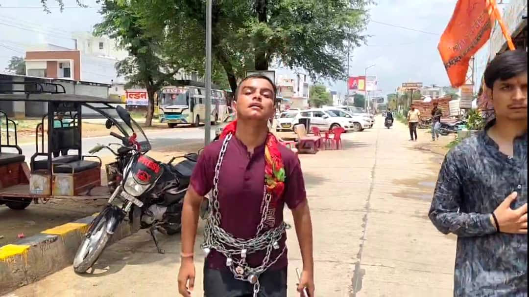 खाटू श्याम का अनोखा भक्त, कई किलो की जंजीरों में जकड़ा मंदिर पहुंचा केशव, 27 घंटे तक चलता रहा Keshav Saxena Khatu Shyam Bhakt Travelled for 27 hours in Heavy chains For Baba Khatu Shyam Darshan Sikar ANN खाटू श्याम का अनोखा भक्त, कई किलो की जंजीरों में जकड़ा मंदिर पहुंचा केशव, 27 घंटे तक चलता रहा