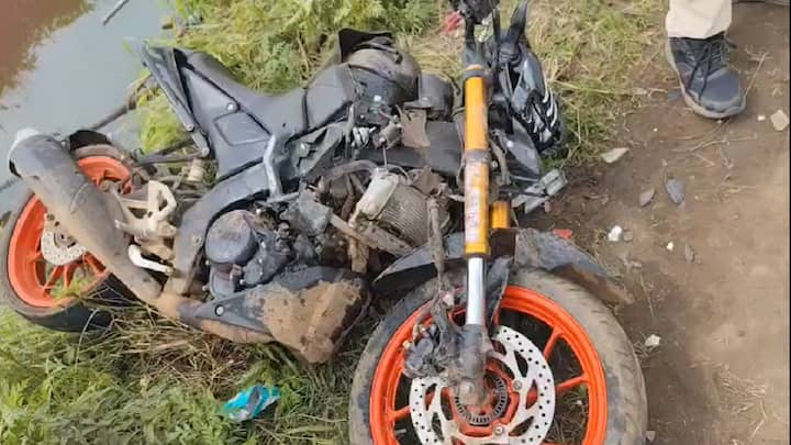 त्यावेळी दिंडोरी बाजार समितीच्या जवळ कार आणि समोरून येणाऱ्या दुचाकीची जोरदार धडक झाली. धडकेनंतर कार चालकाचे वाहनावरील नियंत्रण सुटले आणि ती थेट नाल्यात जाऊन पडली.