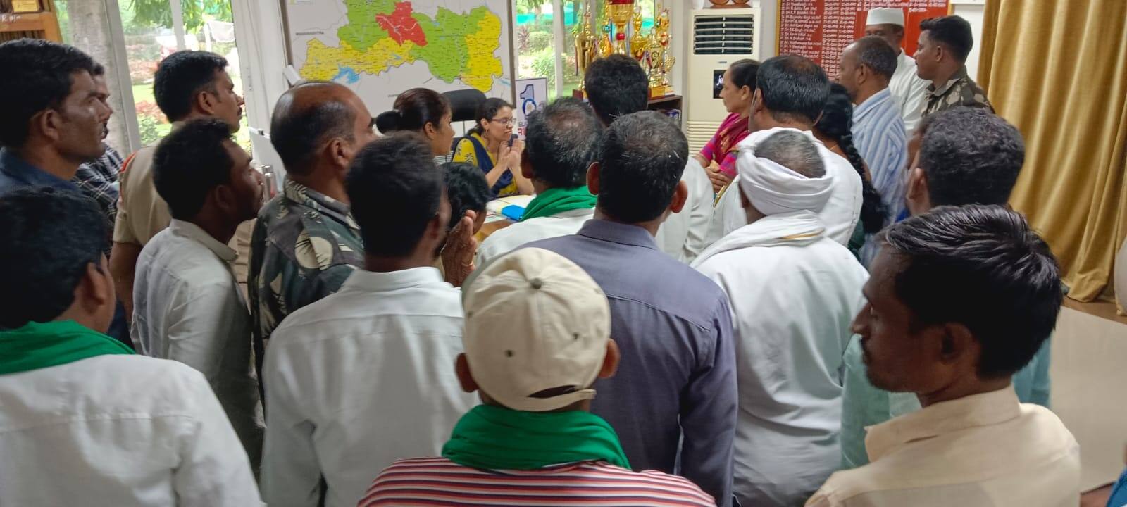 ఆదిలాబాద్ ఐటీడీఏలో CRT నియామకాలపై గిరిజనుల ఆగ్రహం: అవకతవకలపై ఆందోళన!