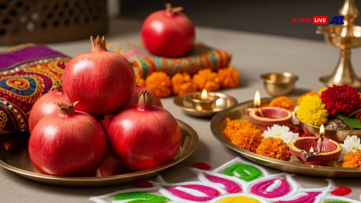 దానిమ్మను దేవుడికి నివేదించి తీసుకోవడం వల్ల గ్రహ శాంతి , వాస్తు దోషాల సమస్య కూడా తొలగిపోతుంది. దీనివల్ల ఇంట్లో సానుకూల వాతావరణం ఏర్పడుతుంది.