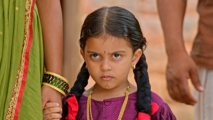 मोहिनी जीवाच्या आकांतानं आरडाओरडा करत असते. 