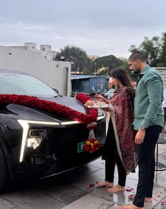 कारेगावच्या सरपंच मॅडमनी घेतली आणखी एक चकाकणारी कार, गाडीची किंमत किती?