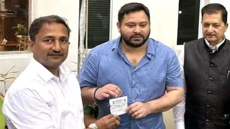 Super 30 Anand Kumar brother Pranav Kumar joined RJD Tejashwi Yadav got him membership ANN Bihar: सुपर 30 वाले आनंद कुमार के भाई RJD में शामिल, तेजस्वी यादव ने दिलाई सदस्यता, कहां से लड़ सकते हैं चुनाव?
