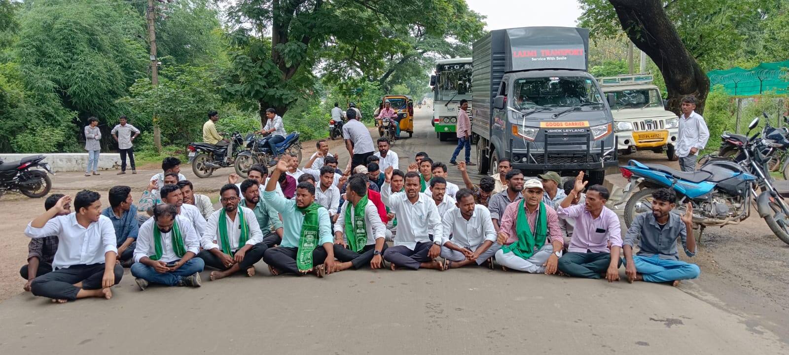 ఆదిలాబాద్ ఐటీడీఏలో CRT నియామకాలపై గిరిజనుల ఆగ్రహం: అవకతవకలపై ఆందోళన!