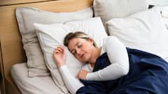 रात्री झोपण्याआधी 'हे' ५ पदार्थ खाल्ले तर झोप लागते झक्कास!