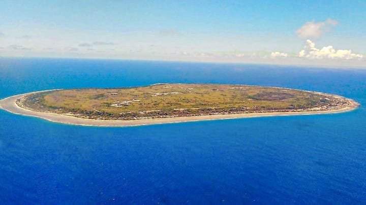 एक देश ऐसा भी है जिसकी राजधानी के बारे में कोई नहीं पूछता है और उसका नाम है नाउरू. यह एक ऐसा देश है, जो कि छोटे और बड़े द्वीपों से मिलकर बना है. इसलिए इसको दुनिया का सबसे छोटा द्वीपीय देश भी कहा जाता है.