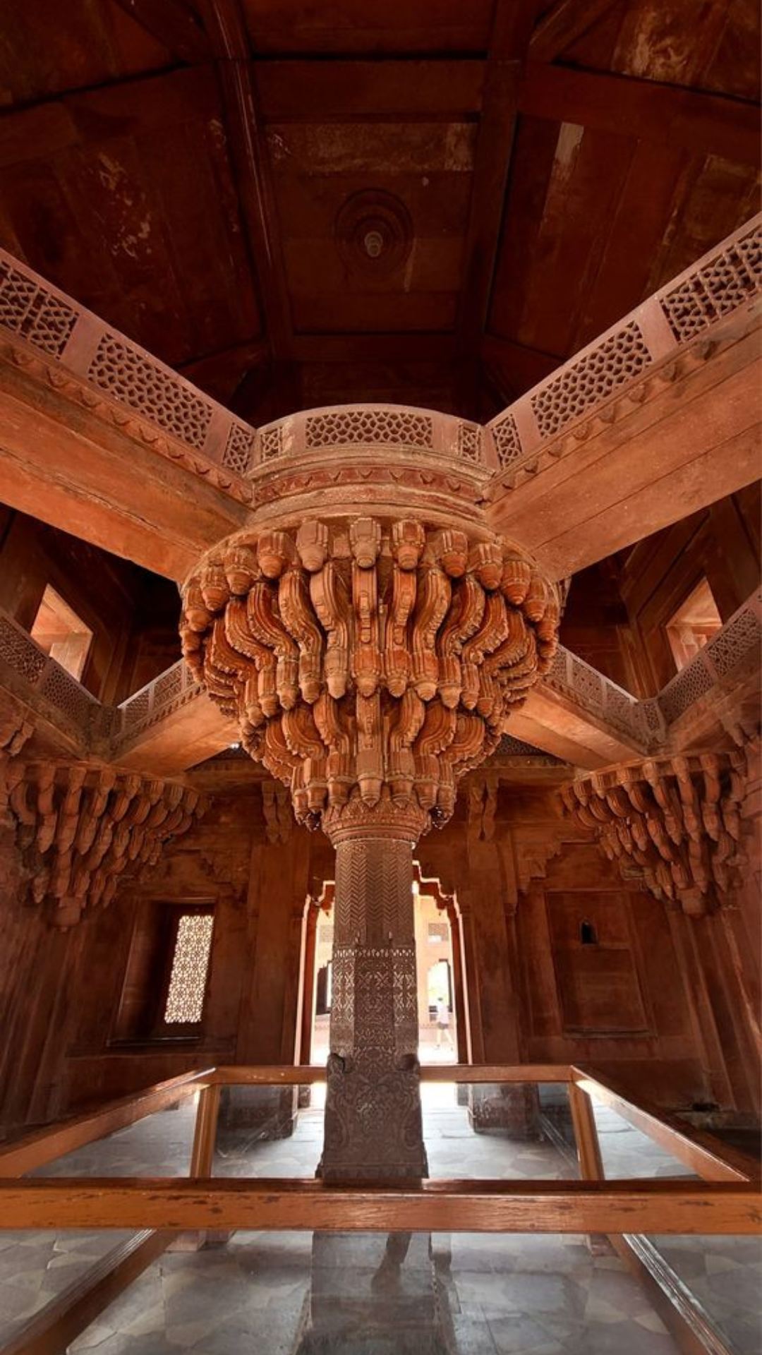 यह दरवाज़ा अकबर ने 1601 में गुजरात विजय की खुशी में बनवाया था
