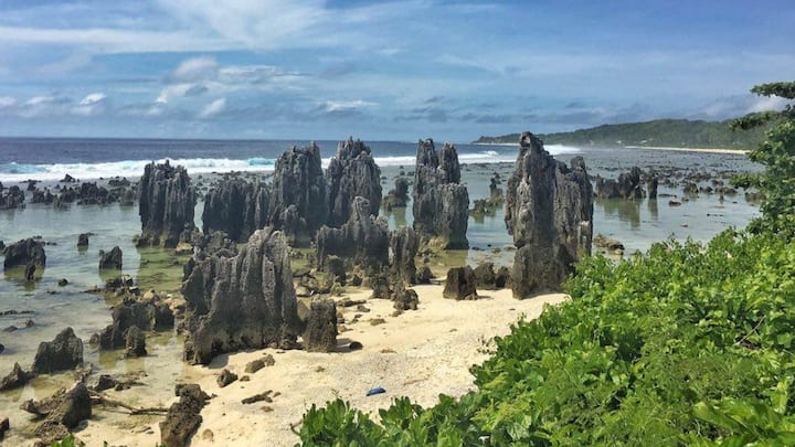 इतिहासकारों की मानें तो यहां पर पारंपरिक रूर से 12 जनजातियों का शासन हुआ करता था. इस देश के झंडे में भी इस बात का असर दिखाई देता है. यहां के लोग जंगल से मिलने वाले खनिज से खूब कमाई करते थे.