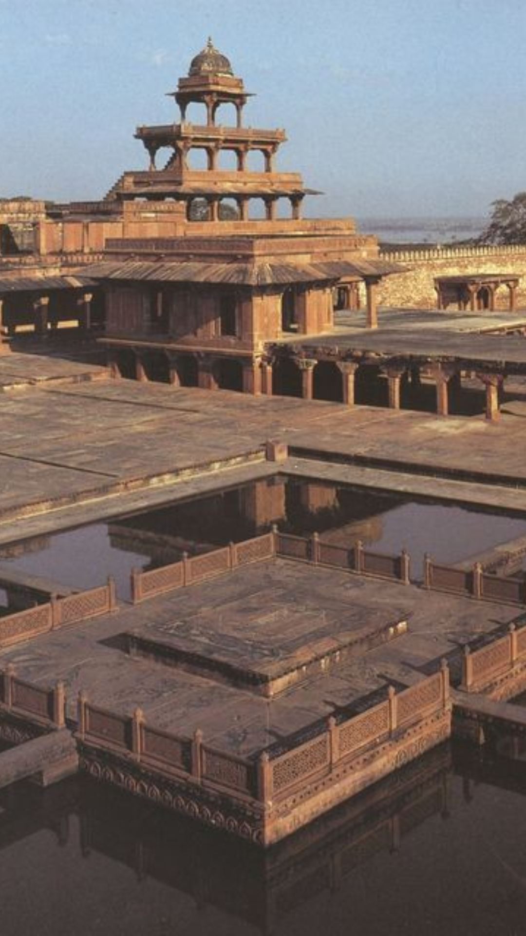 यह फतेहपुर सीकरी में जामा मस्जिद के मुख्य प्रवेश द्वार के रूप में स्थित है