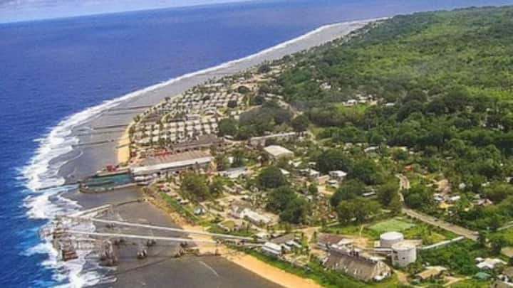 यह देश माइक्रोनेशिया के दक्षिण प्रशांत महासागर में स्थित है. यह 21 वर्ग किलोमीटर में फैला हुआ है और इसे नॉरू के नाम से भी जानते हैं. यही दुनिया में एकमात्र ऐसा देश है, जिसकी कोई राजधानी नहीं है.